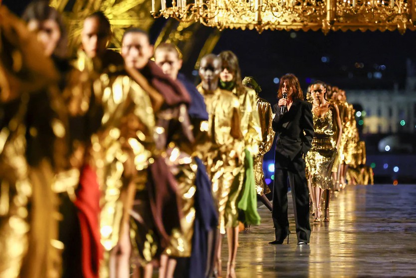 Saint Laurent phủ sắc vàng tại Paris, có thể là show cuối của Anthony Vaccarello - Ảnh 3.