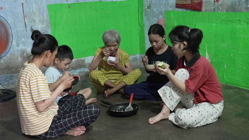 Ước mơ của cô bé nhặt ve chai | Mái ấm gia đình Việt - Ảnh 1.