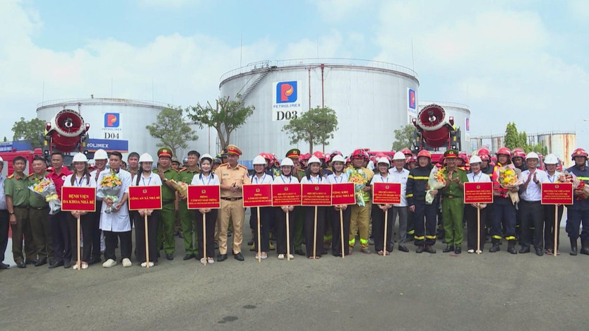 Diễn tập PCCC tại Tổng kho xăng dầu Nhà Bè với sự tham gia của lực lượng chức năng - Ảnh 3.