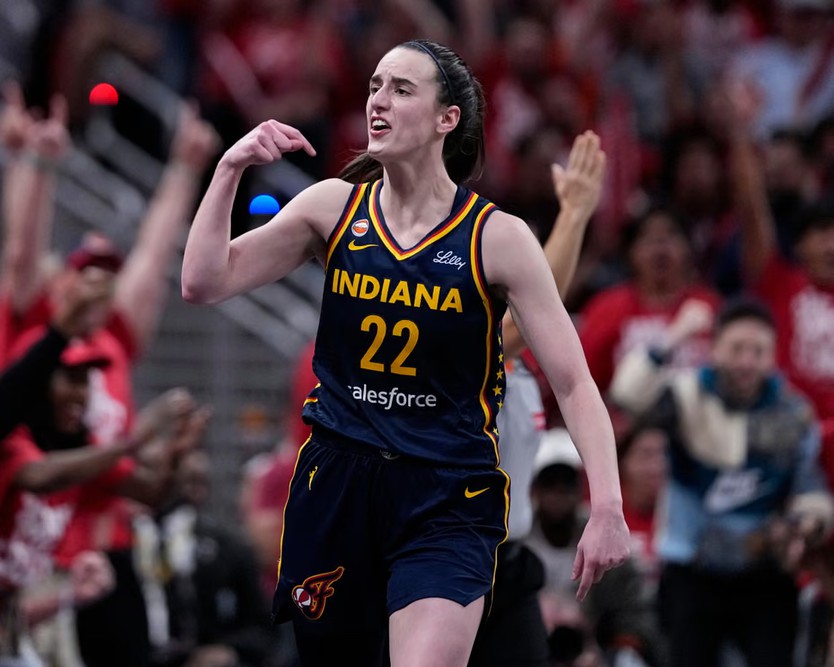 Caitlin Clark tỏa sáng, Indiana Fever cân bằng loạt trận playoff WNBA - Ảnh 1.