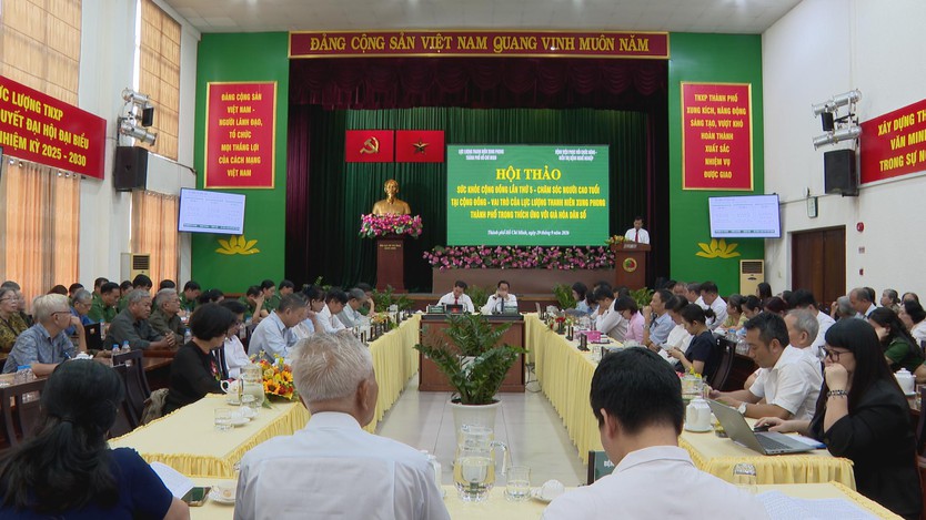 Thanh niên xung phong tham gia chăm sóc người cao tuổi tại cộng đồng - Ảnh 1.