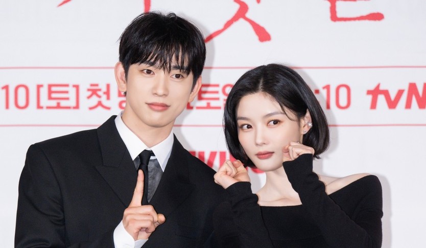 Kim Yoo-jung và Park Jin-young kết hợp trong chuyện tình thời chiến | Phim 100 ngày nói dối - Ảnh 1.