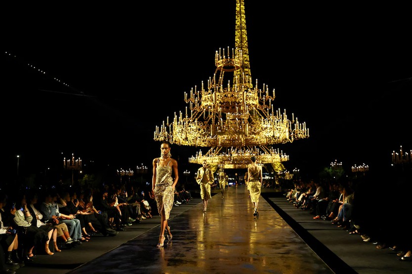 Saint Laurent phủ sắc vàng tại Paris, có thể là show cuối của Anthony Vaccarello - Ảnh 1.