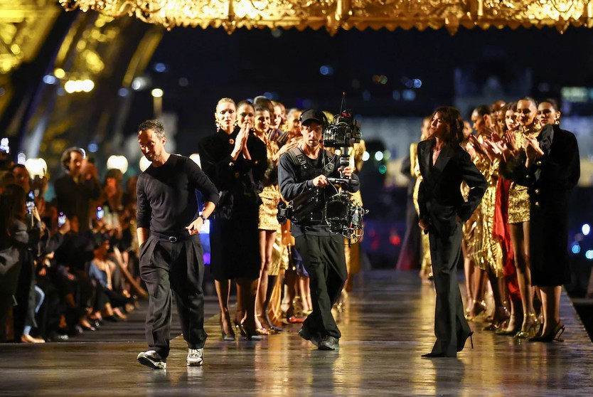 Saint Laurent phủ sắc vàng tại Paris, có thể là show cuối của Anthony Vaccarello - Ảnh 2.