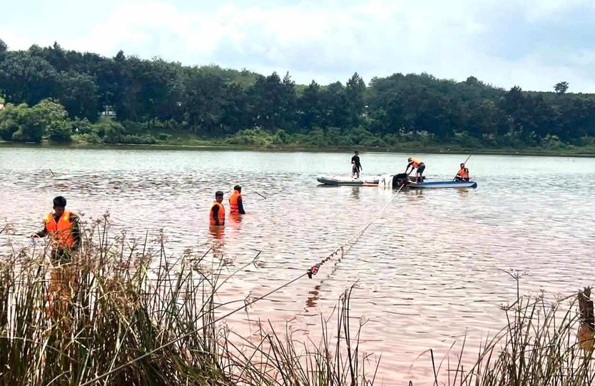Tìm thấy ôtô của người phụ nữ tử vong do bị nước cuốn ở hồ Xa Cát - Ảnh 2.