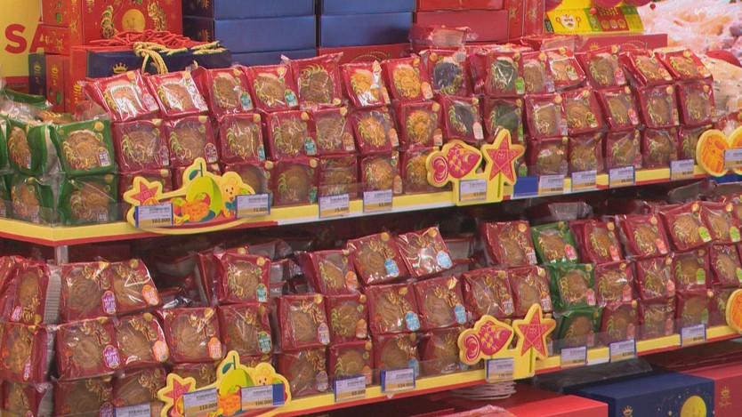 Bánh Trung thu rộn ràng xuống phố tại TP. Hồ Chí Minh - Ảnh 2.