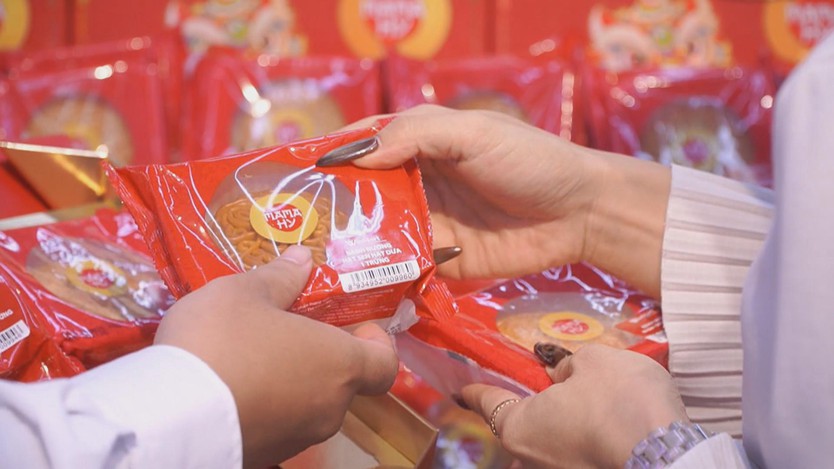 Bánh Trung thu rộn ràng xuống phố tại TP. Hồ Chí Minh - Ảnh 3.