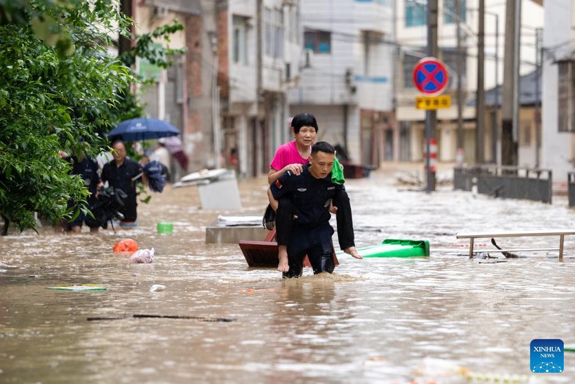 Trung Quốc: Bão Saudel gây ngập lụt diện rộng, hàng trăm ngàn người sơ tán - Ảnh 1.