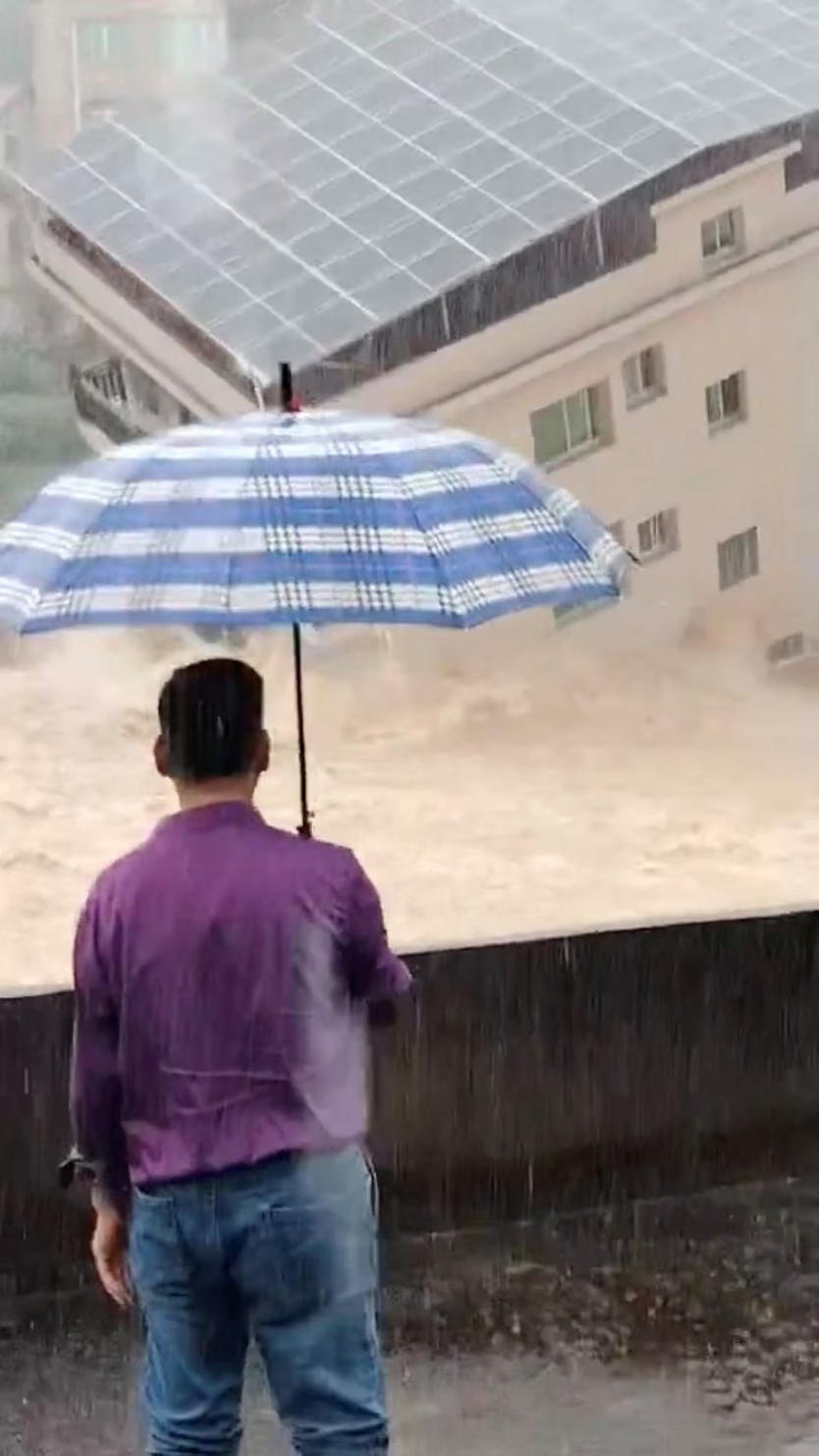 Trung Quốc: Bão Saudel gây ngập lụt diện rộng, hàng trăm ngàn người sơ tán - Ảnh 2.