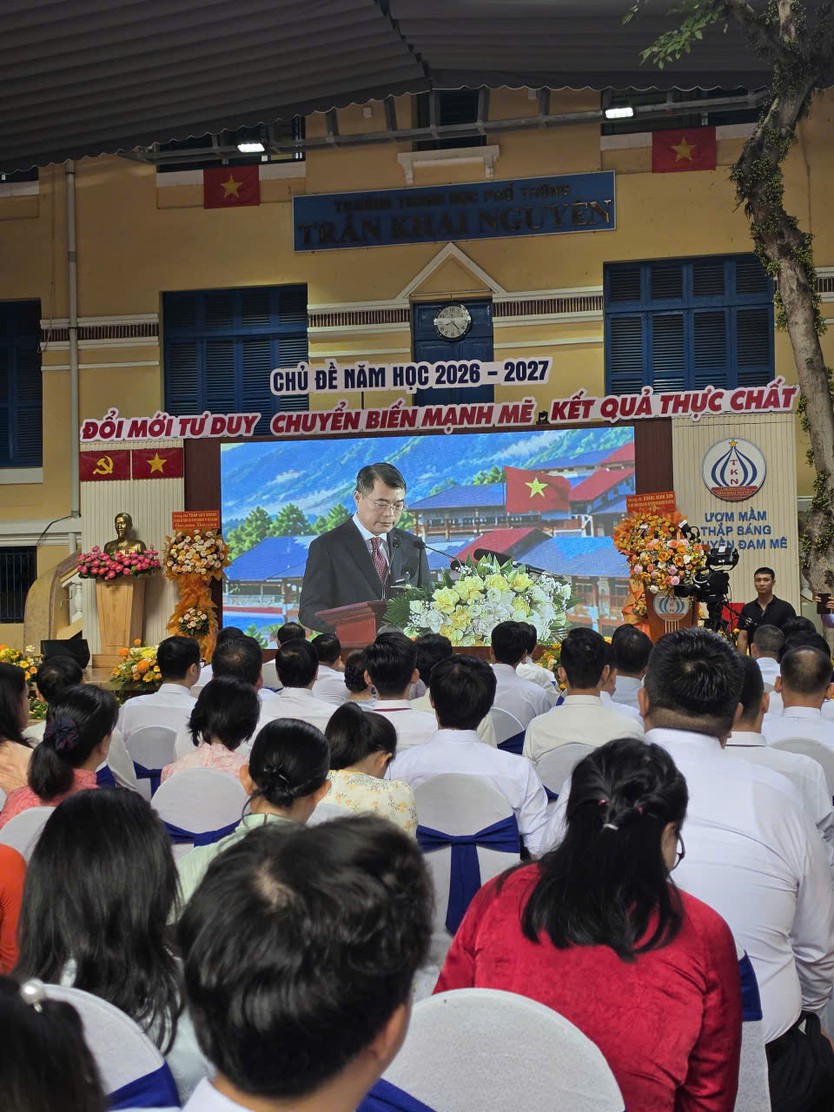 Bí thư Thành ủy và Chủ tịch UBND Thành phố dự lễ khai giảng tại Trường THPT Trần Khai Nguyên - Ảnh 1.