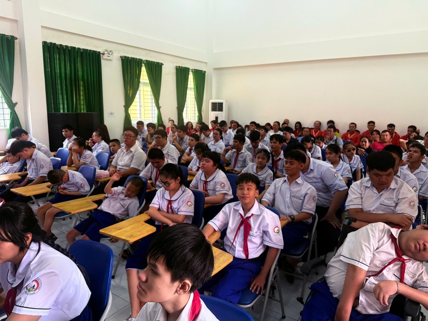 Lễ khai giảng đặc biệt tại Trường Phổ thông Đặc biệt Nguyễn Đình Chiểu - Ảnh 2.