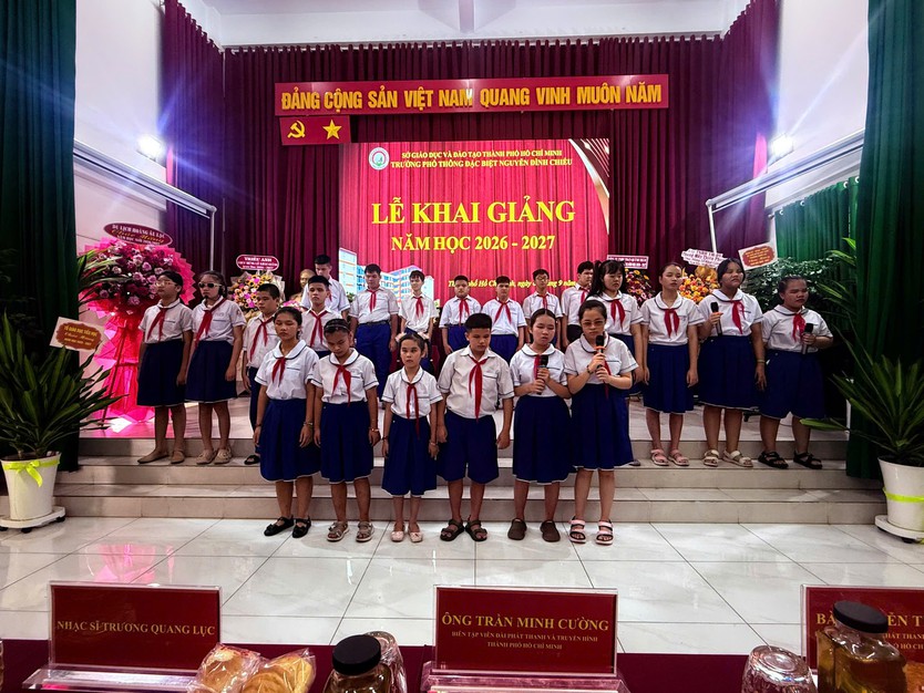 Lễ khai giảng đặc biệt tại Trường Phổ thông Đặc biệt Nguyễn Đình Chiểu - Ảnh 1.