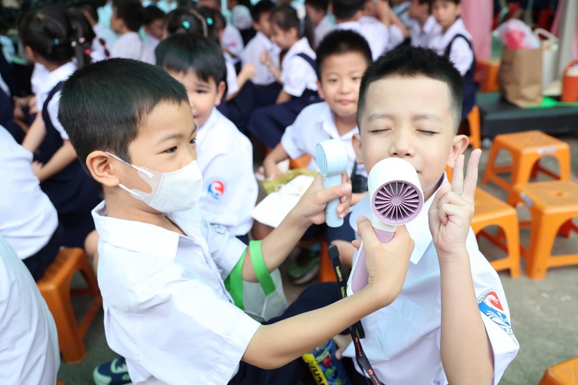 "1001 biểu cảm" của học sinh TP. Hồ Chí Minh trong ngày tựu trường - Ảnh 7.