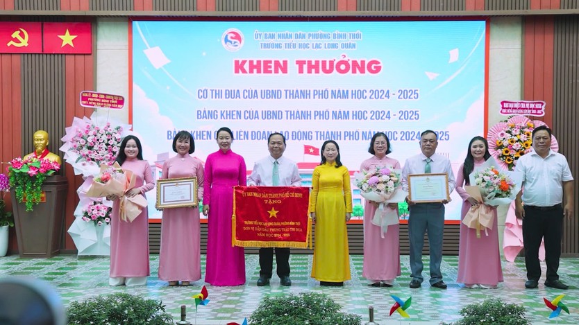 Trường Tiểu học Lạc Long Quân đón Huân chương Lao động hạng Nhất - Ảnh 1.