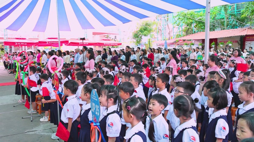 Trường Tiểu học Lạc Long Quân đón Huân chương Lao động hạng Nhất - Ảnh 4.