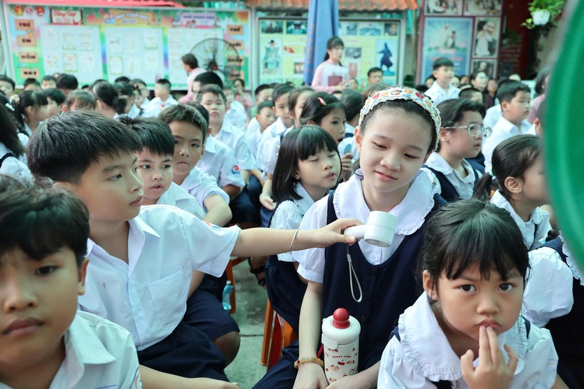 Một mùa khai giảng với "1001 biểu cảm" của học sinh TP. Hồ Chí Minh - Ảnh 6.