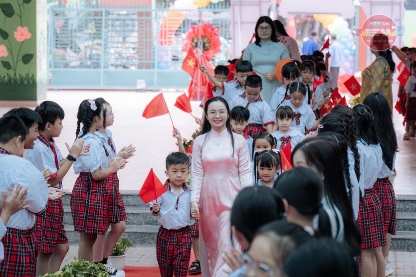 Trường Tiểu học Trần Đại Nghĩa khai giảng năm học mới trên khu đất nghĩa trang Bình Hưng Hòa - Ảnh 8.