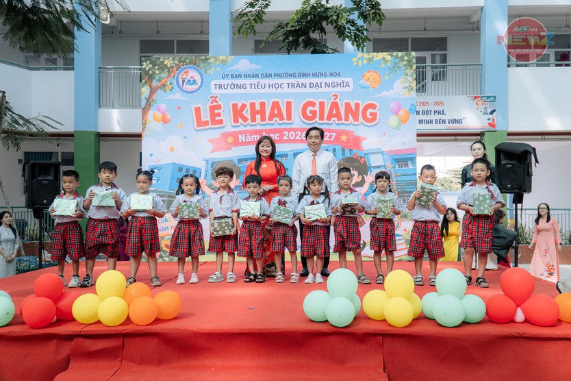 Trường Tiểu học Trần Đại Nghĩa khai giảng năm học mới trên khu đất nghĩa trang Bình Hưng Hòa - Ảnh 1.