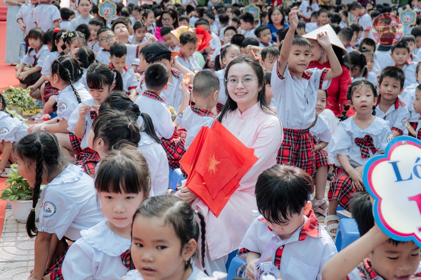 Trường Tiểu học Trần Đại Nghĩa khai giảng năm học mới trên khu đất nghĩa trang Bình Hưng Hòa - Ảnh 2.