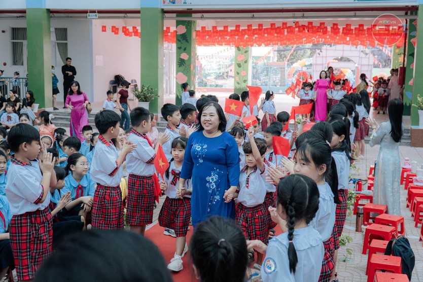 Trường Tiểu học Trần Đại Nghĩa khai giảng năm học mới trên khu đất nghĩa trang Bình Hưng Hòa - Ảnh 11.
