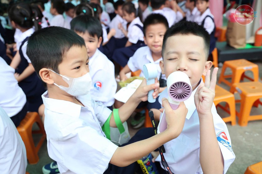 "1001 biểu cảm" của học sinh TP. Hồ Chí Minh trong ngày tựu trường - Ảnh 7.