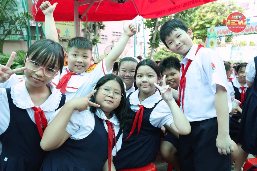 Một mùa khai giảng với "1001 biểu cảm" của học sinh TP. Hồ Chí Minh - Ảnh 9.
