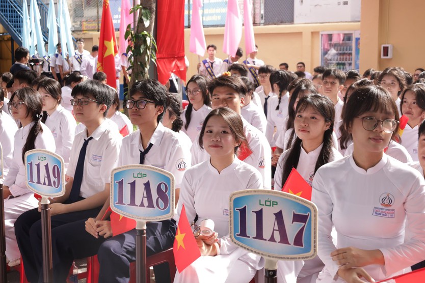 Bí thư Thành ủy và Chủ tịch UBND Thành phố dự lễ khai giảng tại Trường THPT Trần Khai Nguyên - Ảnh 8.