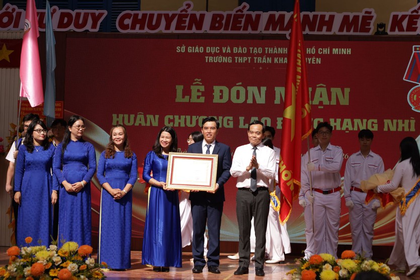 Bí thư Thành ủy và Chủ tịch UBND Thành phố dự lễ khai giảng tại Trường THPT Trần Khai Nguyên - Ảnh 5.