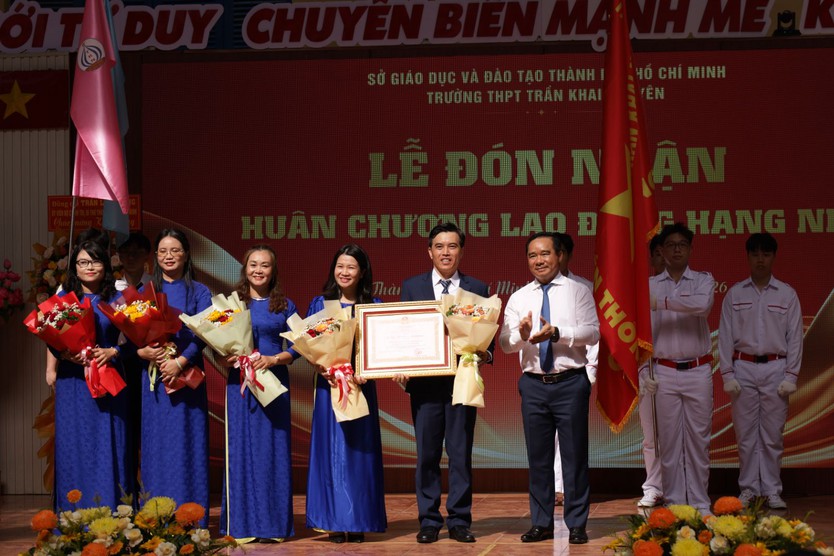 Bí thư Thành ủy và Chủ tịch UBND Thành phố dự lễ khai giảng tại Trường THPT Trần Khai Nguyên - Ảnh 6.