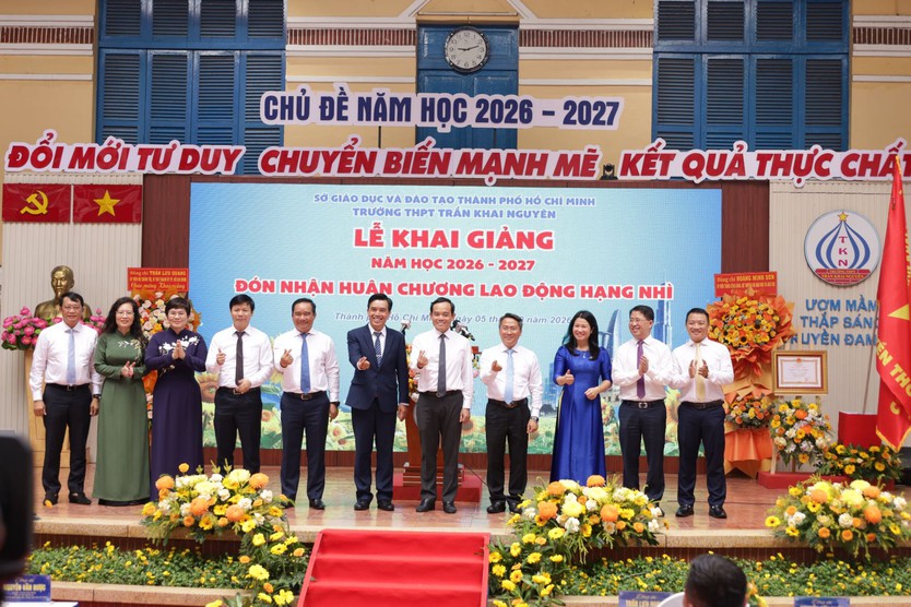 Bí thư Thành ủy và Chủ tịch UBND Thành phố dự lễ khai giảng tại Trường THPT Trần Khai Nguyên - Ảnh 4.