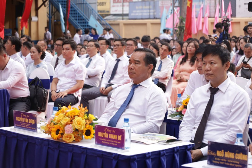 Bí thư Thành ủy và Chủ tịch UBND Thành phố dự lễ khai giảng tại Trường THPT Trần Khai Nguyên - Ảnh 3.