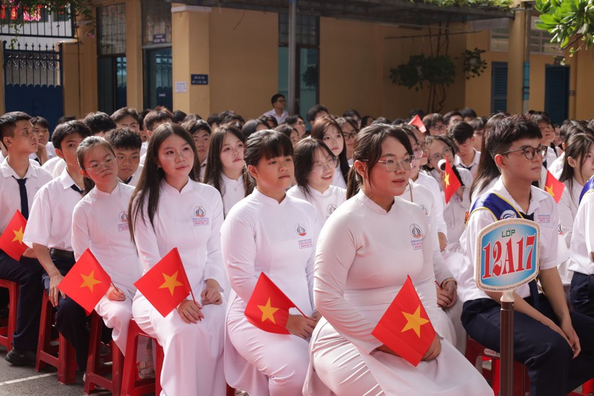 Bí thư Thành ủy và Chủ tịch UBND Thành phố dự lễ khai giảng tại Trường THPT Trần Khai Nguyên - Ảnh 7.