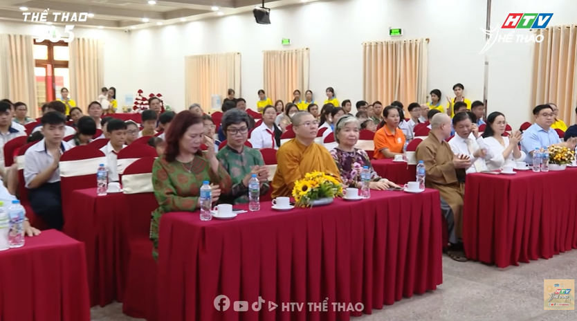 Trao học bổng “Vòng tay yêu thương” và “Chắp cánh tương lai” cho học sinh, sinh viên- Ảnh 3.