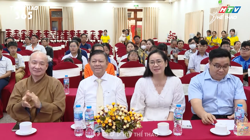 Trao học bổng “Vòng tay yêu thương” và “Chắp cánh tương lai” cho học sinh, sinh viên- Ảnh 2.