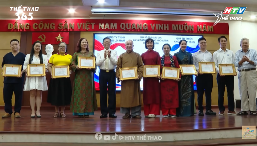 Trao học bổng “Vòng tay yêu thương” và “Chắp cánh tương lai” cho học sinh, sinh viên- Ảnh 1.