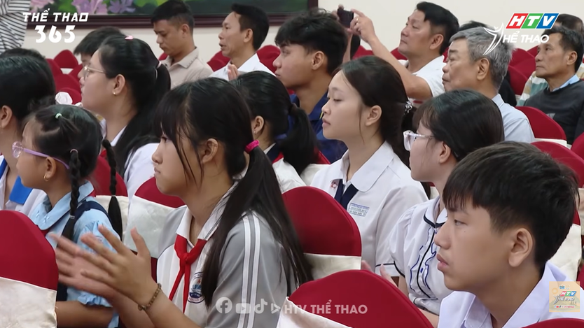Trao học bổng “Vòng tay yêu thương” và “Chắp cánh tương lai” cho học sinh, sinh viên- Ảnh 4.