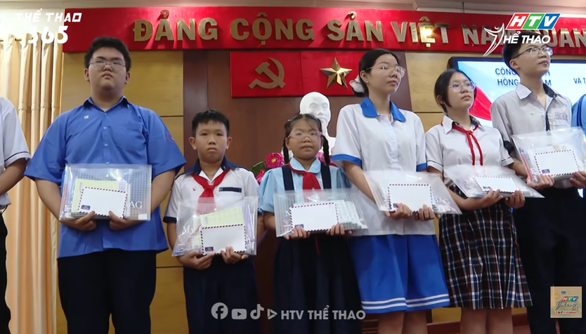 Trao học bổng “Vòng tay yêu thương” và “Chắp cánh tương lai” cho học sinh, sinh viên- Ảnh 5.
