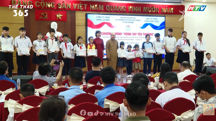 Trao học bổng “Vòng tay yêu thương” và “Chắp cánh tương lai” cho học sinh, sinh viên- Ảnh 6.