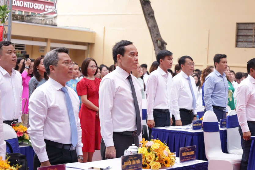 Bí thư Thành ủy và Chủ tịch UBND Thành phố dự lễ khai giảng tại Trường THPT Trần Khai Nguyên - Ảnh 2.