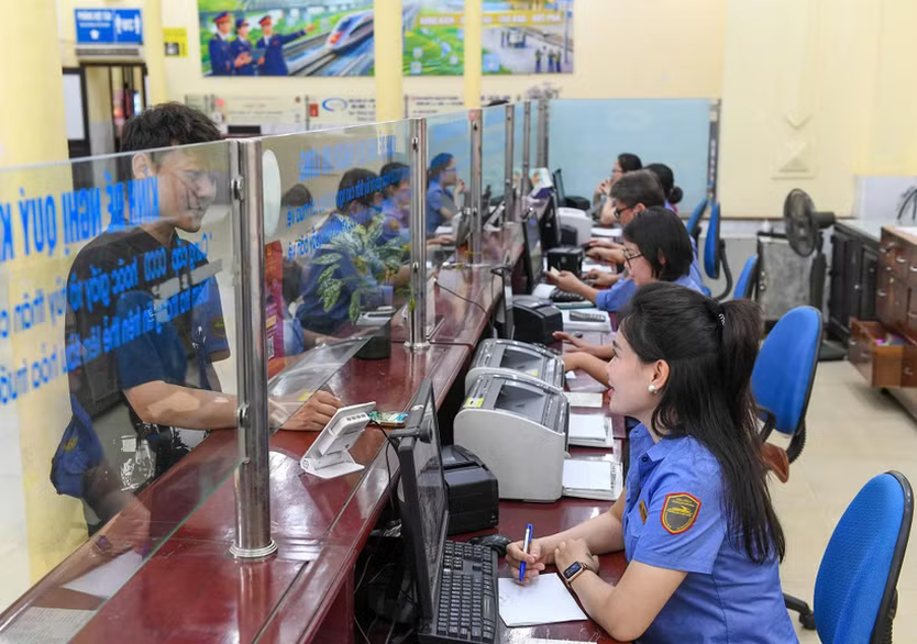 Ngành Đường sắt bắt đầu mở bán 300.000 vé tàu Tết Nguyên Đán Đinh Mùi - Ảnh 1.