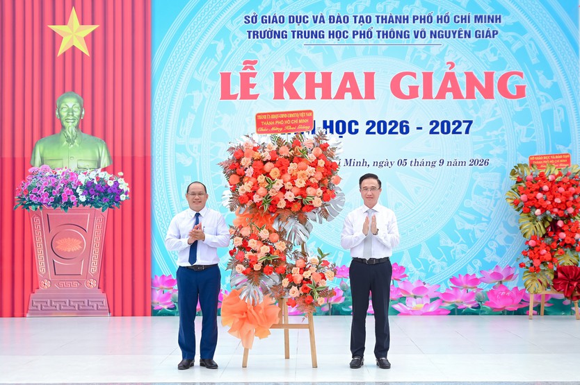 Phó Bí thư Thành ủy TP. Hồ Chí Minh Đặng Minh Thông dự khai giảng năm học 2026-2027 tại Trường THPT Võ Nguyên Giáp, phường Phú Mỹ - Ảnh 3.