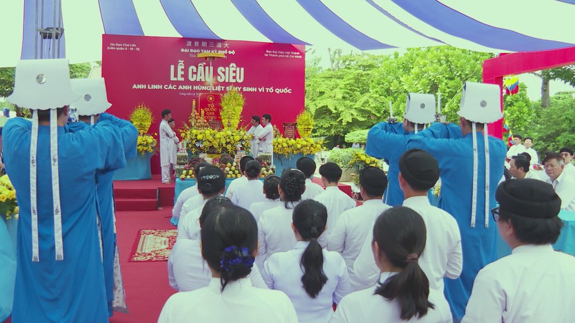 Tín đồ Cao Đài TP. Hồ Chí Minh cầu siêu anh hùng liệt sĩ tại Công viên Lê Thị Riêng- Ảnh 1.
