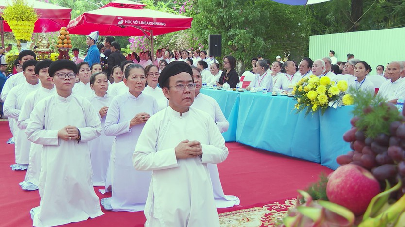Tín đồ Cao Đài TP. Hồ Chí Minh cầu siêu anh hùng liệt sĩ tại Công viên Lê Thị Riêng- Ảnh 2.