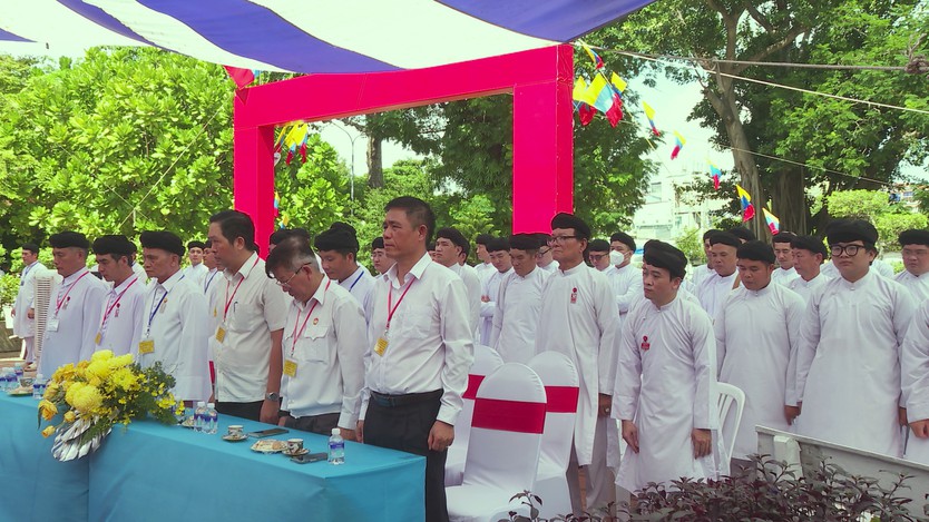 Tín đồ Cao Đài TP. Hồ Chí Minh cầu siêu anh hùng liệt sĩ tại Công viên Lê Thị Riêng- Ảnh 7.