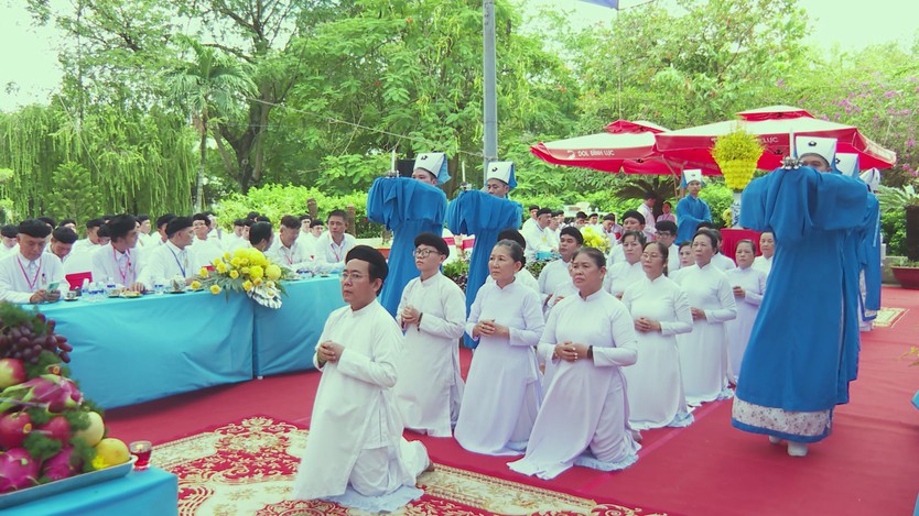 Tín đồ Cao Đài TP. Hồ Chí Minh cầu siêu anh hùng liệt sĩ tại Công viên Lê Thị Riêng- Ảnh 4.