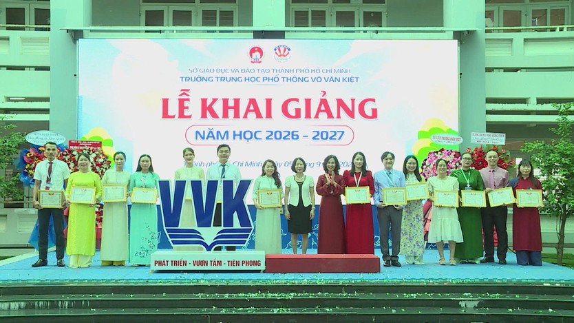 THPT Võ Văn Kiệt đón năm học mới, tiếp tục nâng cao chất lượng giáo dục- Ảnh 4.