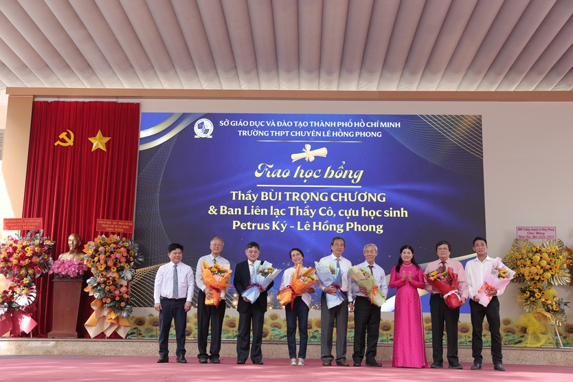 Trường THPT Chuyên Lê Hồng Phong công bố nhiều thành tích nổi bật tại lễ khai giảng 2026 - Ảnh 3.