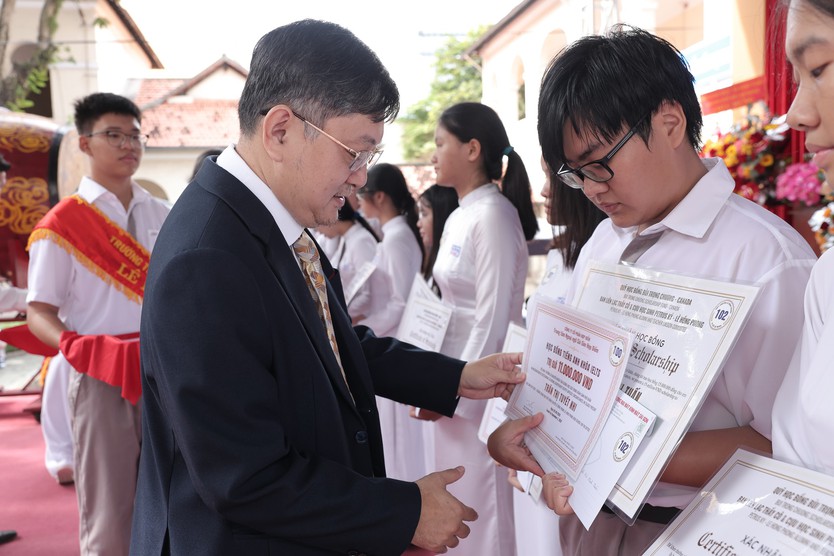 Trường THPT Chuyên Lê Hồng Phong công bố nhiều thành tích nổi bật tại lễ khai giảng 2026 - Ảnh 1.