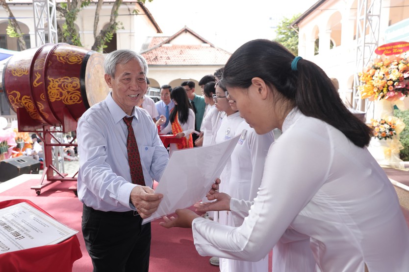 Trường THPT Chuyên Lê Hồng Phong công bố nhiều thành tích nổi bật tại lễ khai giảng 2026 - Ảnh 2.