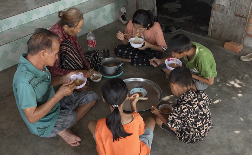Mái ấm gia đình Việt: Ông bà già yếu nhịn ăn nuôi 4 cháu mồ côi - Ảnh 5.